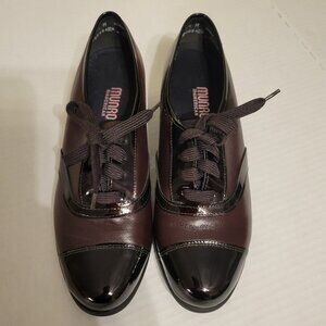 Munro American Ladies Burgandy/Black Flat Tie Up Oxford shoe, Size 7.5 M